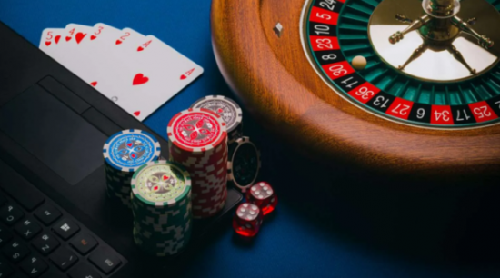 Игры онлайн-казино и чем они отличаются от традиционных игр казино